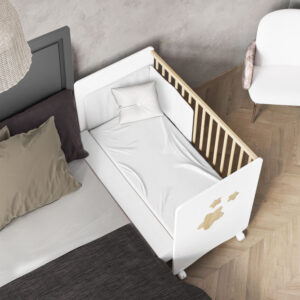 Detalle de apliques decorativos de estrellas en relieve tono Tola sobre cabecero de la Cuna Atria MiraLuna