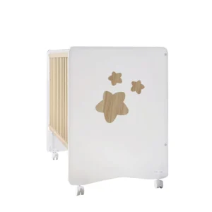 Detalle de apliques decorativos de estrellas en relieve tono Tola sobre cabecero de la Cuna Atria MiraLuna