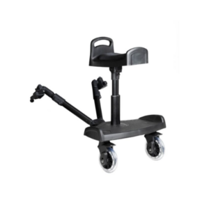 Patinete acoplable universal para cochecito de bebé en color negro. El accesorio cuenta con una plataforma antideslizante con dos ruedas transparentes de estilo profesional, un asiento acolchado con respaldo y manillar de seguridad, y dos brazos laterales ajustables para conectarlo a la estructura del cochecito.
