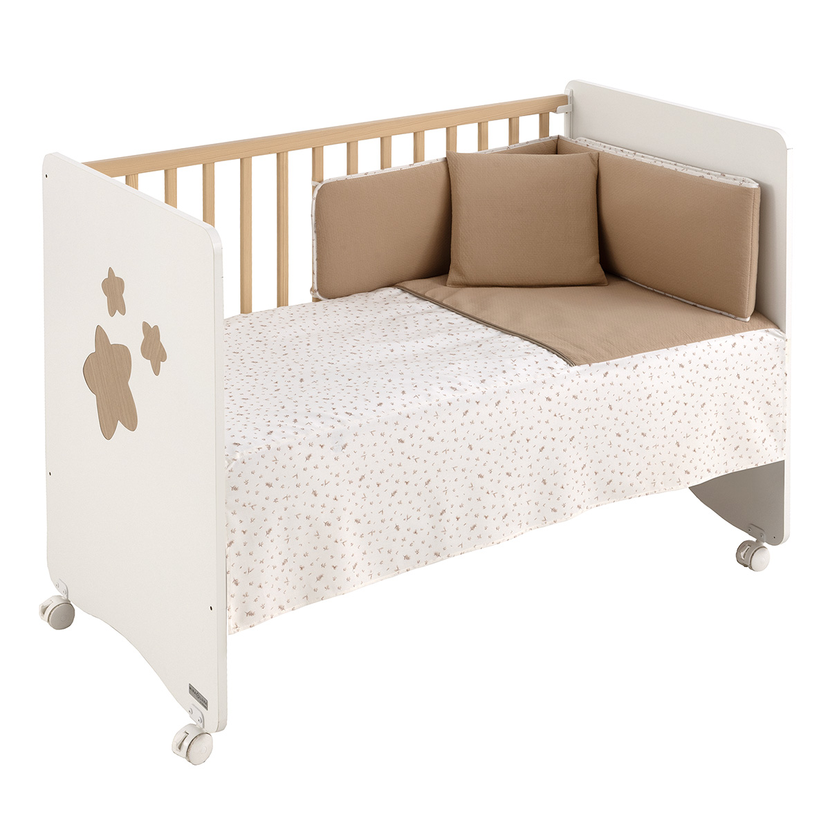 Vestidura textil para cuna de bebé con edredón nórdico, chichonera de seguridad y cojín a juego en tonos beige, ideal para una decoración infantil moderna.