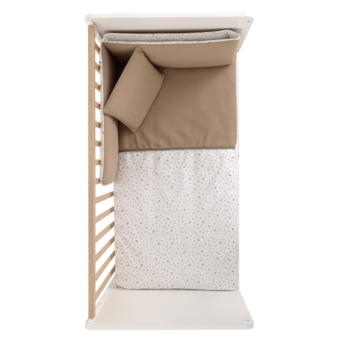 Set de edredón, chichonera protectora y cojín para cuna de bebé en color beige de estilo minimalista.