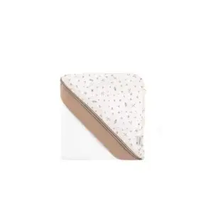 Toalla capa de baño infantil de algodón en color beige con capucha, ideal para secar y envolver con delicadeza al recién nacido.
