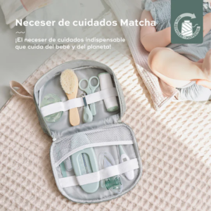 Neceser de cuidados Babymoov edición Matcha abierto con organizadores elásticos y cepillo de madera junto a un bebé