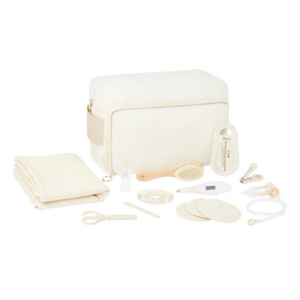 Set de aseo Babymoov x Babyatoutprix Curl White con neceser de borreguito blanco y accesorios de cuidado infantil sobre fondo blanco