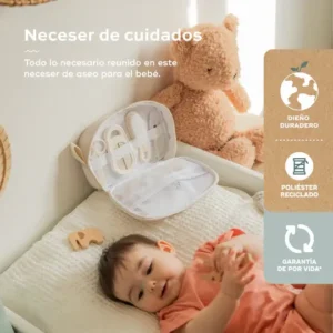 Neceser de cuidados Babymoov Sand de poliéster reciclado en un cambiador con un bebé y osito de peluche