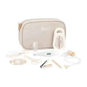 Kit de aseo para bebé Babymoov color arena completo con termómetro, aspirador nasal, cepillo y tijeras sobre fondo blanco