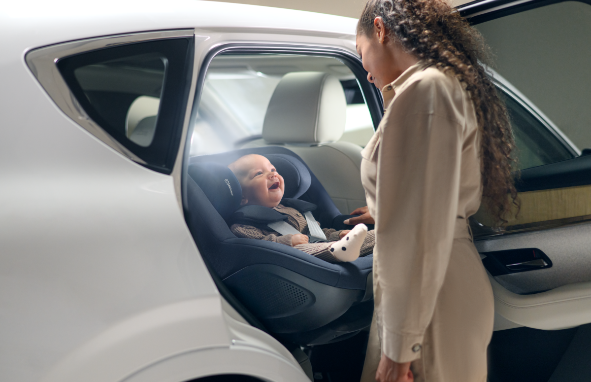 PNG 72 DPI-MC8549_2023_maxicosi_Car seat_Mica 360 Pro_Car_Babywithmomslidingcarseatoutofthecar_Landscape-merged PNG 72 DPI-MC8549_2023_maxicosi_Car seat_Mica 360 Pro_Car_Babywithmomslidingcarseatoutofthecar_Landscape-merged